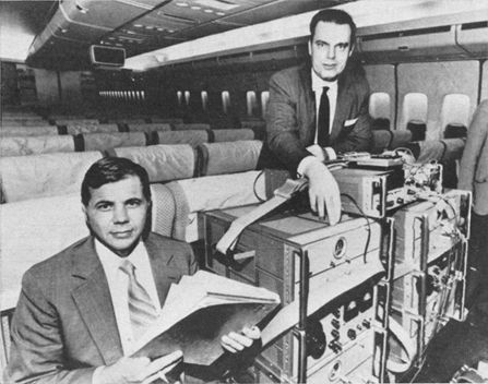 Hafale et Keating en avion, avec leur horloge atomique